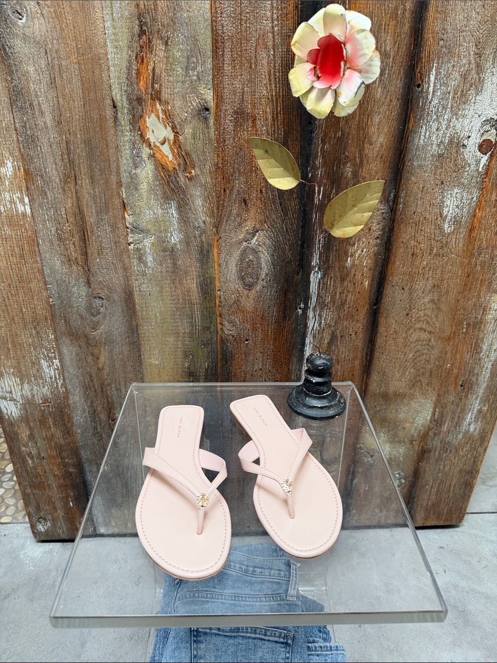 New Tory Burch Blush Pink T-Strap Sandals with Gold Logo Accent 8.5 - Picture 6 of 7